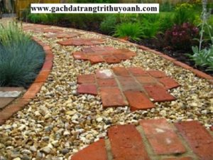Lối đi được làm bằng gạch cổ và sỏi vàng tự nhiên