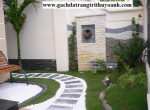 Sỏi trắng trang trí cùng với hoa cỏ tạo nên một sân vườn tuyệt đẹp