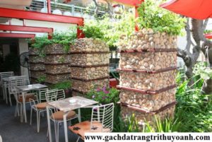 Trang trí quán cafe sân vườn bằng đá cuội