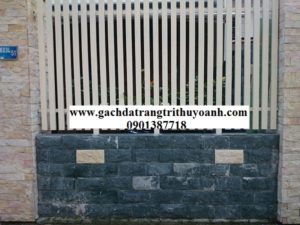 Tô điểm cho bức tường cổng bằng đá bóc xanh rêu