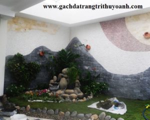 Tiểu cảnh được trang trí bằng sỏi và đá bóc đen tự nhiên
