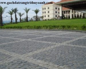 Sân vườn khu resort được lát bằng đá bazan cubic
