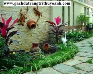 Tạo điểm nhấn cho sân vườn lát bằng đá chẻ bao