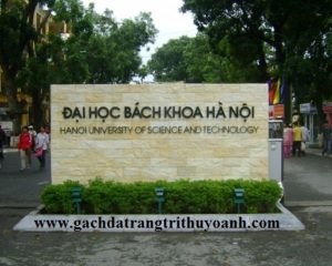 Cổng trường đại học được ốp bằng đá bóc vàng