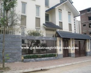 Đẹp hơn với bức tường cổng trang trí bằng đá bóc đen