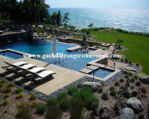 Bể bơi được trang trí bằng sỏi đen bóng