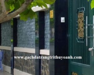 Đá bóc xanh rêu ốp tường tạo điểm nhấn xung quanh ngôi nhà