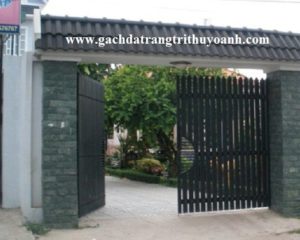 Đẹp hơn với cột cổng được ốp bằng đá bóc xanh rêu