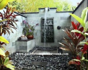 Sỏi đen bóng trang trí xung quanh thác nước