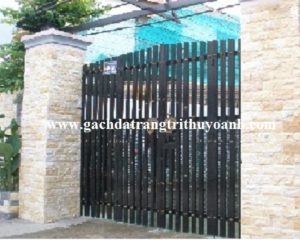 Tạo điểm nhấn cho cổng được ốp bằng đá bóc hồng
