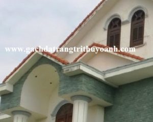 Mặt tiền trang trí bằng đá xanh hải dương lồi