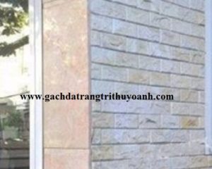 Ốp tường bằng đá bóc vàng soi cạnh