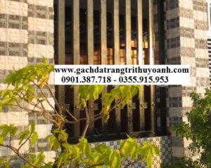 Tô điểm cho cột cổng bằng đá bóc ô đen và đá bóc ô trắng