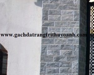 Trang trí cột cổng bằng đá bóc đen soi cạnh