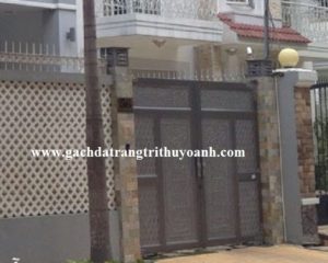 Cổng đẹp hơn khi trang trí ốp đá vân gỗ phẳng