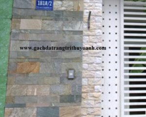 Tạo điểm nhấn cho bức tường bằng đá vân gỗ phẳng