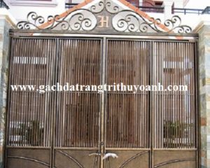 Cột cổng được trang trí bằng đá vân gỗ phẳng