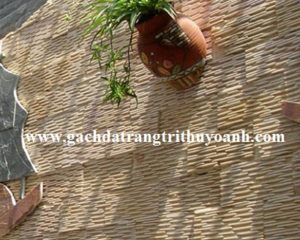 Óp tường quán cafe bằng đá răng lược vàng