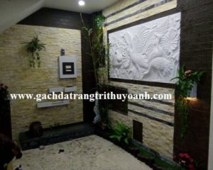 Tiểu cảnh cầu thang được trang trí bằng đá ghép vàng
