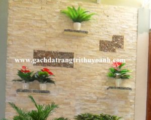 Tô điểm cho bức tường phòng khách bằng đá ghép vàng